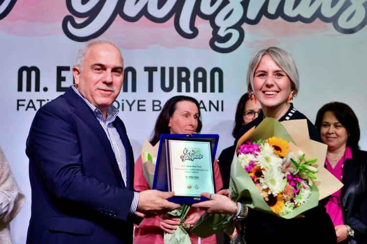 <p>Başkan Turan, dereceye giren yarışmacılara ödüllerini takdim ederek başarılarını tebrik etti.</p>
