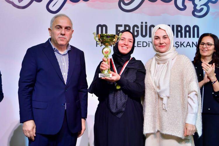 <p><strong>KADIN EMEĞİNE DEĞER KATAN BİR GELENEK </strong><br />
 <br />
Fatih Belediyesi, el emeği üretimlerini destekleyen bu tür etkinliklerle kadınların sosyal hayata daha fazla katılımı ve üretim becerilerinin görünür kılınması için çalışmalarını sürdürüyor.</p>

<p>Örgü Yarışmasının önümüzdeki yıllarda daha geniş kapsamla devam etmesi planlanıyor.</p>
