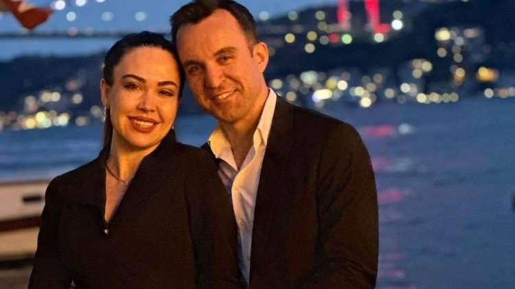 <p><span style="color:#800000"><strong>KAYYUM KARARI KALDIRILDI</strong></span><br />
Ara kararını açıklayan mahkeme, sanıkların 'Medelina Sağlık ve Reklam Hizmetleri' isimli şirketine atanan kayyım ve el koyma kararının kaldırılmasına, sanıkların şahsi mal varlıkları üzerindeki tedbirin ise devamına hükmederek duruşmayı 26 Şubat'a erteledi.</p>
