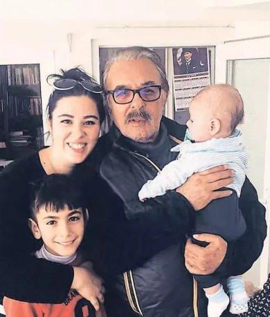 <p>Usta sanatçının oğlu Ferdi Taha Tayfur, babasının eserleriyle ilgili bir duyuruda bulundu.</p>
