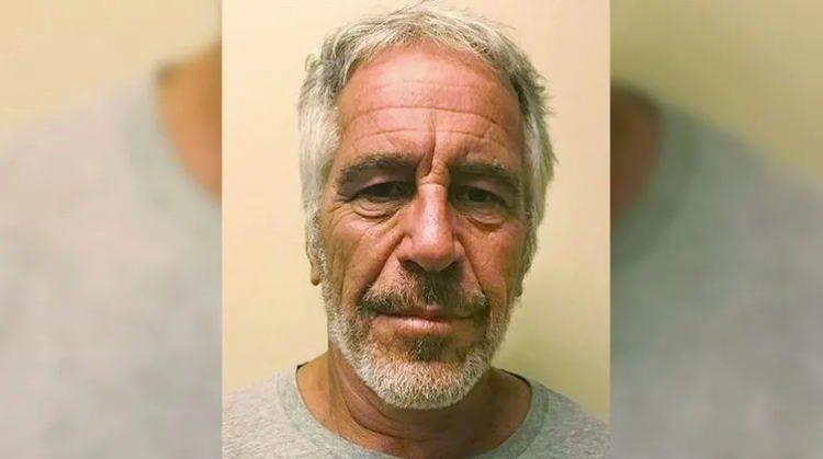 <p><span style="color:#B22222"><strong>EPSTEİN OLAYI NEYDİ?</strong></span></p>

<p> </p>

<p>Jeffrey Epstein olayı, zengin ve etkili çevrelerle bağlantıları olan Amerikalı finansçı Epstein’ın yıllarca çok sayıda genç kıza cinsel istismarda bulunduğunun ortaya çıkmasıyla büyük bir skandala dönüştü.</p>

<p> </p>

<p><strong>Ölümü resmî olarak intihar olarak açıklansa da, birçok kişi olayın üzerinin kapatıldığını ve Epstein’ın güçlü isimleri ifşa etmesinin engellendiğini öne sürerek komplo teorilerini gündeme getirdi.</strong></p>

<p> </p>

<p>Peki açıklanan listede kimler var?</p>
