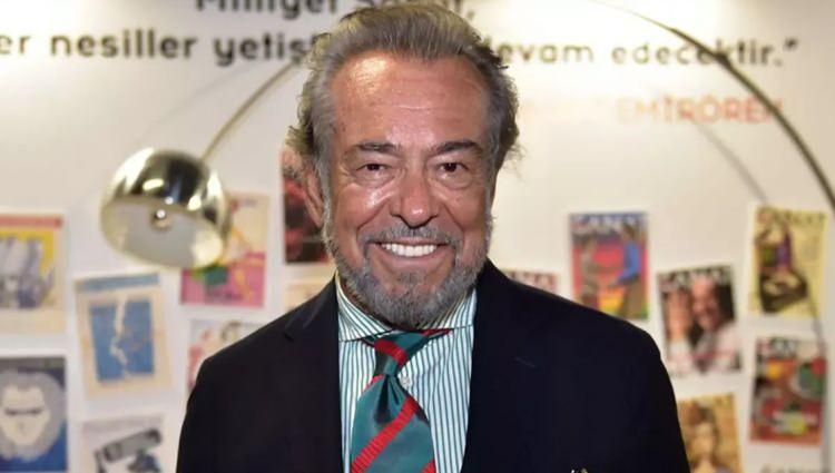 <p>"Eşim uzun zamandır yaz kış Bodrum’da kalıyor. Onun için cuma akşamları Bodrum’a gidip pazartesi günleri dönüyorum. Harikulade bir eşim var. Her geçen gün daha çok seviyorum onu. 50 yıl oldu, dile kolay. Hakikaten çok şanslıyım."</p>
