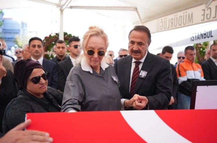 <p>Civaoğlu'nun İstanbul 13.Sulh Hukuk Mahkemesi'nde açılan 1987 ve 2019 tarihli iki vasiyetnamesinde tüm malvarlığını eşi Canan Civaoğlu'na bıraktığı belirtildi. Civaoğlu'nun eşinin tehdit ve baskısı sebebiyle bu vasiyetnameleri yapmak zorunda bırakıldığını iddia eden diğer mirasçılar 'vasiyetnamenin iptali' için dava açtı.</p>
