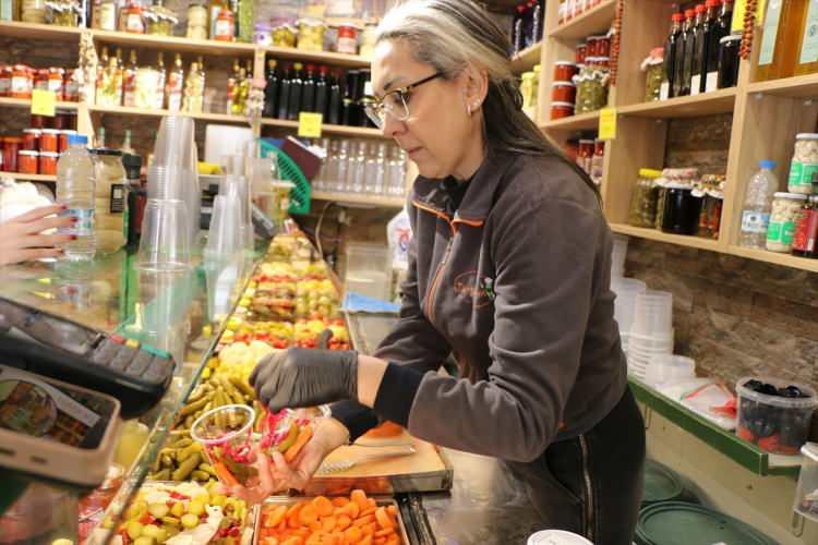 <p><span style="color:#A52A2A"><strong>İKİ TURŞU DÜKKANI KARŞI KARŞIYA </strong></span></p>

<p> </p>

<p>Çekişmeli boşanma sürecinde olan çiftten Çağlar Balkandere,<span style="color:#A52A2A"><strong><em> bir süre sonra yakınlarının desteğiyle eşi Şenay Balkandere'nin işlettiği turşu dükkanının tam karşısına başka bir turşu dükkanı açtı. </em></strong></span></p>
