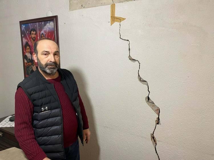 <p><span style="color:#A52A2A"><strong>"ÇATLAKLARI BANTLA KAPATIYORUZ"</strong></span></p>

<p> </p>

<p>Evinde çatlaklar meydana geldiğini belirten Nurettin Çelik ise şöyle konuştu: </p>

<p> </p>

<p><strong>"Kanser hastasıyım ve bu evde yatıyorum. Muhattap bulamıyoruz. Defalarca anlattık ama yine de yok. Akşam deprem oluyor gibi hissettik, mağduruz. 7 aydır kanser tedavisi gördüğüm için buradan gidemiyorum. Çatlakları bantlarla kapatıyoruz. Dış kapımız kapanmıyor.</strong></p>
