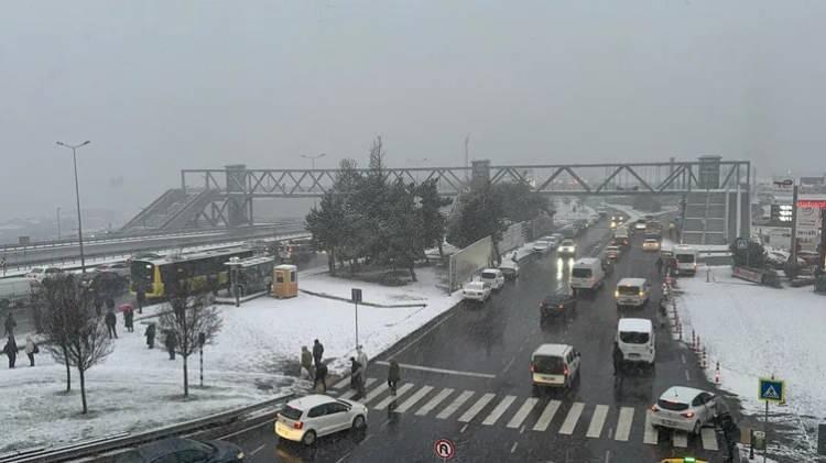 <p><span style="color:#B22222"><strong>İSTANBUL'A NE ZAMAN KAR YAĞACAK?</strong></span></p>

<p>Öte yandan <strong>"İstanbul'da ne zaman kar yağacak?" </strong>sorusunun cevabı da merak konusu oldu.</p>
