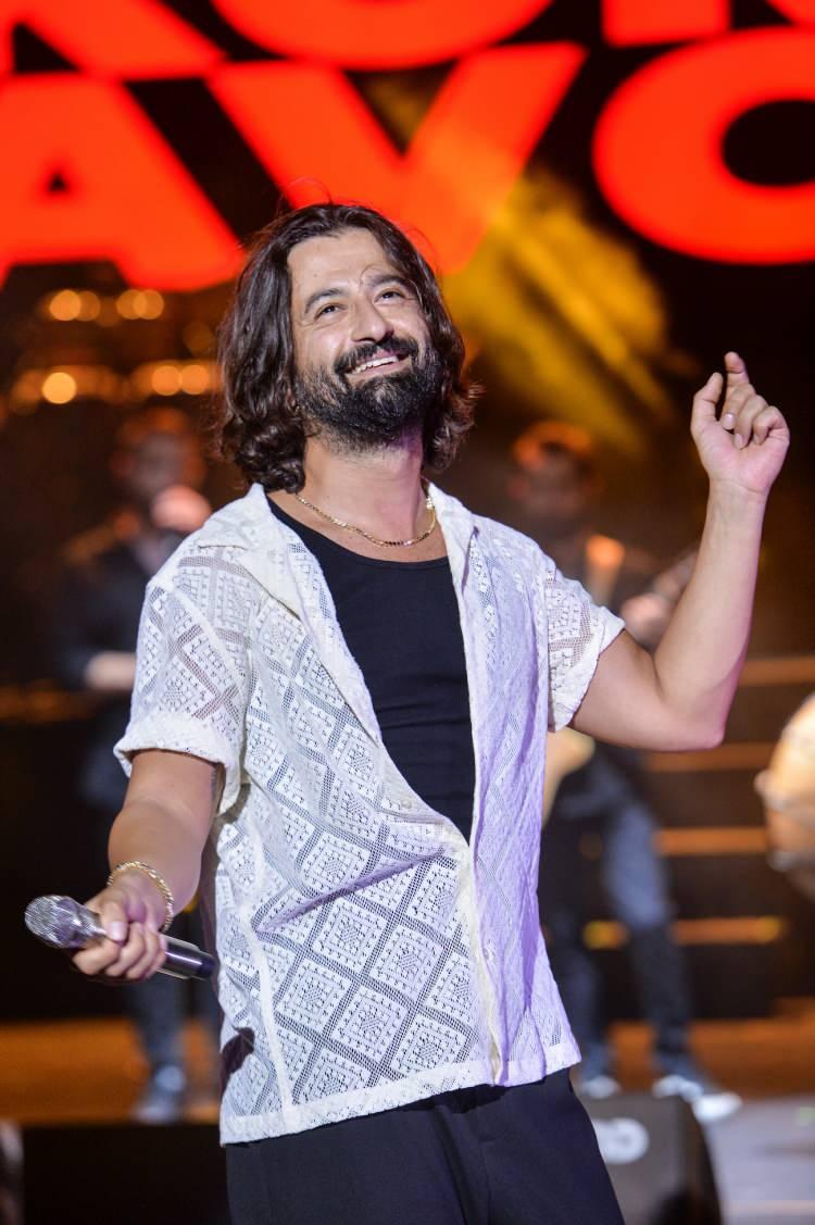 <p><strong>"Hoş Geldin", "Aşk Sana Benzer", "Adaletin Bu mu Dünya" ve "Sen" gibi parçalarla adını geniş kitlelere duyuran ünlü şarkıcı Koray Avcı, kısa bir süre önce aldığı radikal kararla gündeme gelmişti. </strong></p>
