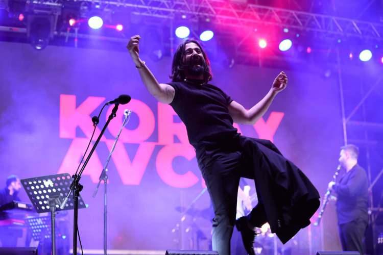 <p><strong>Baba yadigarı teknesinde hayatını sürdürmeye başlayan ünlü şarkıcı, huzuru doğada buldu.</strong></p>
