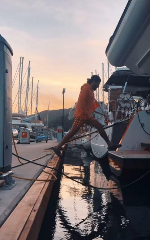 <p><strong>Ünlü şarkıcının gözlerden uzak yaşantısı sevenlerinden tam not aldı.</strong></p>
