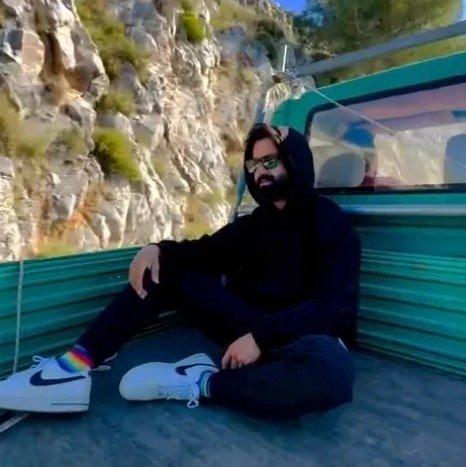 <p><span style="color:#FF0000"><strong>"CUMA PAZARINDA TEZGAHIM VAR"</strong></span></p>

<p><strong>Zaman zaman semt pazarında satış yaptığını söyleyen Avcı, "Fethiye'de cuma pazarında tezgâhım var, canım istiyor karpuz satıyorum. Bunu nerede yapacaksın İstanbul'da? Zaten kalabalık, şova döner o iş... Orada şov gibi olmuyor" diye konuştu.</strong></p>
