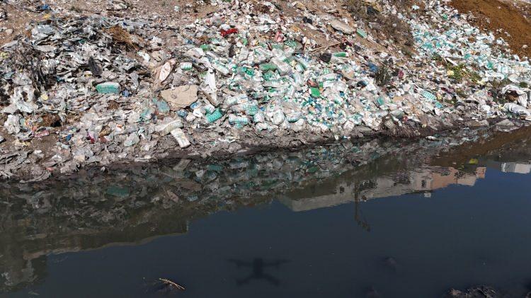 <p>Pis su açıktan aktığı için çevreye hem kötü koku yayıyor hem de sivrisinek üremesine neden oluyor. </p>
