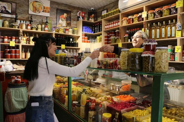 <p><strong> "Adile Hanım olarak artık bu bizim üzerimize yapıştı. Ben de turşu sirkeyle olur, diyorum."</strong> diyen Balkandere, <strong>"Sirkenin fermantasyon süresi daha kısa. Turşunun kullanım, tüketim süresi daha uzun olur. Sirke zaten şifadır."</strong> ifadelerini kullandı.</p>
