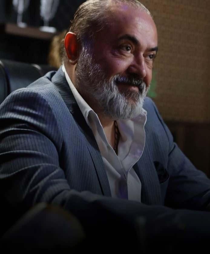 <p><strong>Yılmaz Erdoğan'ın kendisi gibi oyuncu kardeşi Deniz Erdoğan'dan korkutan bir haber geldi. Ani başlayan göğüs ağrısı ve halsizlik sebebiyle soluğu hastanede alan Erdoğan'ın yapılan tetkikler sonucunda kalbindeki en kritik damarın yüzde 90 oranında tıkalı olduğu tespit edildi.</strong></p>
