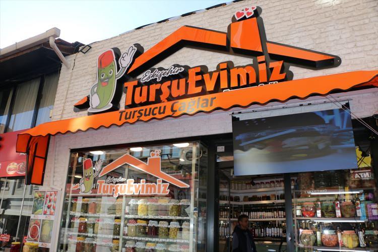 <p>Eşiyle beraber açtıkları dükkanda turşu işini perakende sürdürdüklerini dile getiren Balkandere, boşanma kararı aldıktan sonra hukuki süreçlerden dolayı iş yerinden ayrıldığını söyledi.  </p>
