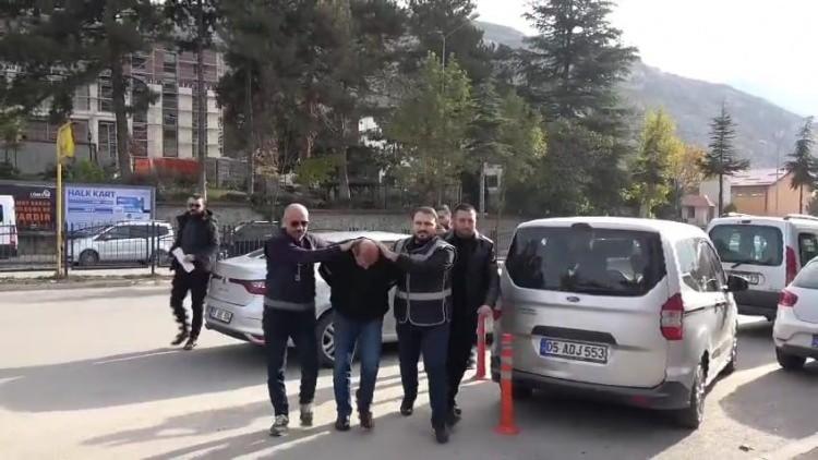 <p>İhbar üzerine adrese polis, itfaiye ve sağlık ekipleri sevk edildi. İtfaiyeciler, kapıyı açıp içeri girdiğinde Kılıç'ı mutfağa serdiği yatağın içinde hareketsiz yatarken buldu. Sağlık ekipleri, Kılıç’ın hayatını kaybettiğini belirledi.</p>

