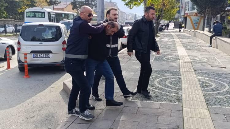 <p><span style="color:#B22222"><strong>8 AY SÜREN SORUŞTURMA</strong></span></p>

<p>İlk incelemede, Kılıç’ın çay demlemek için ocağa koyduğu çaydanlığı unuttuğu, taşan suyun ateşi söndürmesiyle gazın odaya yayıldığı ve gaz sızıntısından zehirlenme sonucu yaşamını yitirdiği değerlendirildi.</p>
