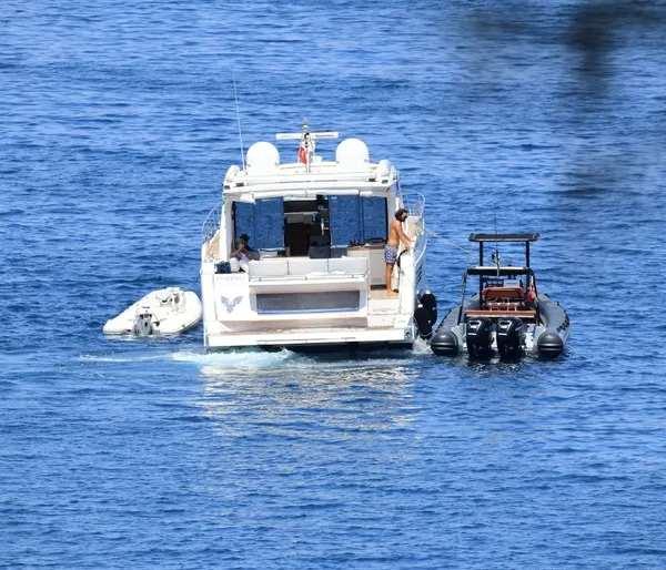 <p>Tatlıtuğ’un yeni teknesi, deniz tutkunları ve takipçileri tarafından sosyal medyada büyük ilgi gördü.</p>
