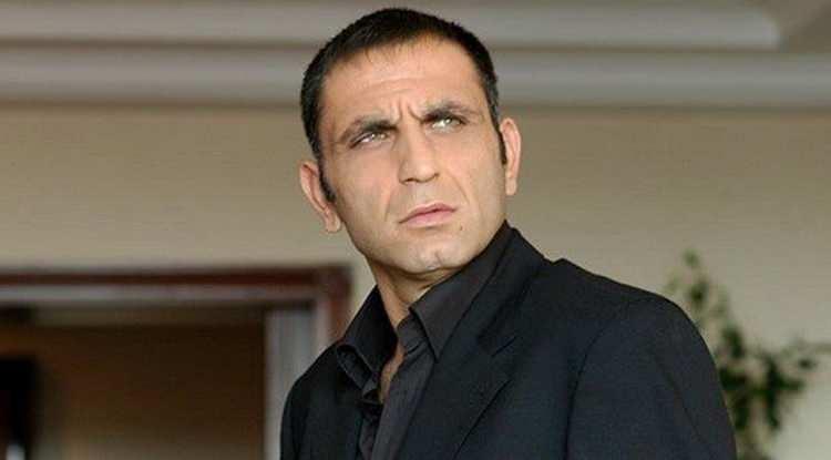 <p>Kurtlar Vadisi dizisinde canlandırdığı Memati karakteriyle milyonların beğenisini kazanan ünlü oyuncu Gürkan Uygun'un değişimi gündem oldu. Bahçesinden paylaşım yapan ünlü oyuncunun son haline kimse inanamadı. </p>
