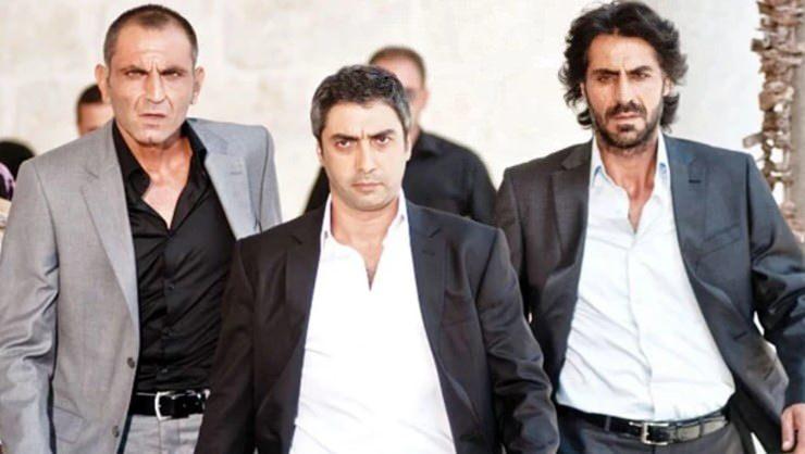 <p><span style="color:#B22222"><strong>BAHÇESİNDE GÖRÜNTÜLENDİ</strong></span></p>

<p>Son olarak Teşkilat’ın ardından Bir Gece Masalı dizisinde rol alan ünlü oyuncu Sakarya'daki fındık bahçesinde çalıştığı sırada kazma sallarken görüntülendi.</p>
