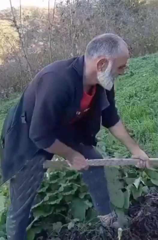 <p>Bahçesinde görüntülenen Uygun'un son haline birçok sosyal medya kullanıcısı <strong>"Memati baya", yaşlanmış, "Yıllar acımamış"</strong> yorumunda bulundu. </p>
