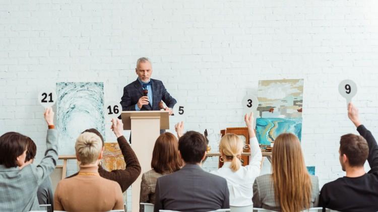 <p><strong>İtalyan sanatçı Maurizio Cattelan'ın tüm dünyada ilgi odağı haline gelen "America" adlı eseri, New York'taki Breuer Binası'nda düzenlenen Sotheby's müzayede evinin büyük açılışında yeniden görücüye çıktı.</strong></p>
