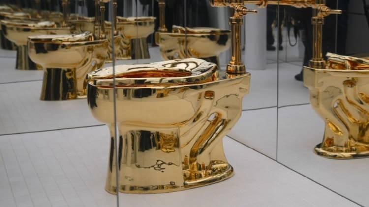 <p><span style="color:#FF0000"><strong>TAMAMEN ALTINDAN YAPILDI: 101 KİLOGRAM AĞIRLIĞINDA</strong></span></p>

<p><strong>18 ayar altından yapılan ve yaklaşık 101,2 kilogram ağırlığında olan tam işlevsel altın klozet, dikkat çeken görüntüsünün yanı sıra taşıdığı anlamla da dikkat çekiyor.</strong></p>
