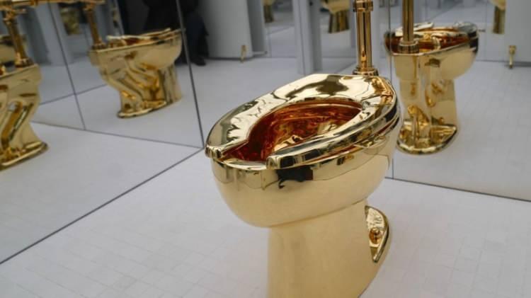 <p><strong>Eleştirmenler, söz konusu eseri hem mizahi hem de politik yönüyle çağdaş sanatın en etkili işlerinden biri olarak değerlendiriyor.</strong></p>
