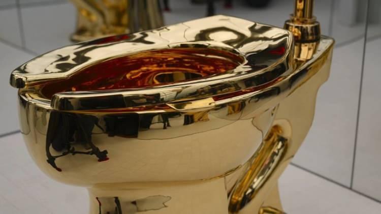 <p><strong>Sanatçının gündelik bir nesneyi lüksün ve toplumsal eşitsizliğin simgesine dönüştürme yaklaşımını yansıtan ironik eser, ilk kez sergilendiği Guggenheim Müzesi'nde de geniş yankı uyandırmıştı.</strong></p>
