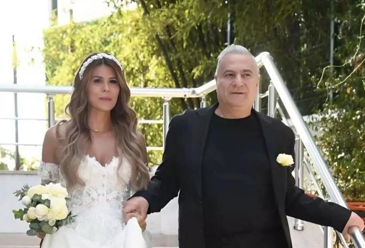 <p>Geçtiğimiz günlerde Mehmet Ali Erbil, özellikle kendisinden 40 yaş daha küçük olan Gülseren Ceylan ile yaptığı evlilikle uzun süre magazin dünyasında konuşulmuştu.</p>
