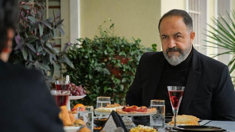 <p>Muhabirin değişik bir tasarıma sahip kolyesini sorması üzerine iç çeken Mehmet Özgür, "Bunu sonda yapsaydık, başta yaparsak sıkıntı olur ama hadi söyleyeyim" dedi.</p>
