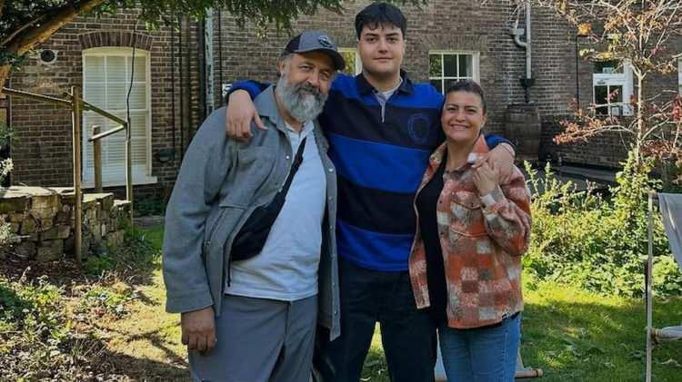 <p> 2005 yılında hayatını kaybeden evladından bahseden Özgür, bugüne kadar sakladığı duygularını ve yaşadığı büyük kaybın hayatına etkisini samimi sözlerle dile getirdi.</p>
