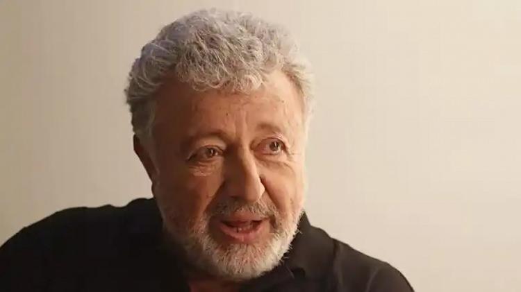 <p><em><strong>&nbsp;6 yaşındayken Antalya'da fizik &ouml;ğretmeni &Ouml;zdemir Nebioğlu ve eşi Emine Nebioğlu beni evlat edindi. İkiz kardeşim olduğunu da orada &ouml;ğrendim. Yetkililer &lsquo;İkizleri ayıramayız' deyince kardeşimle ayrılmadık. O benim ilk k&ouml;k bağım oldu. Bu arayışımın en b&uuml;y&uuml;k sebebi ikiz olarak d&uuml;nyaya gelmekti"</strong></em> dedi.</p>
