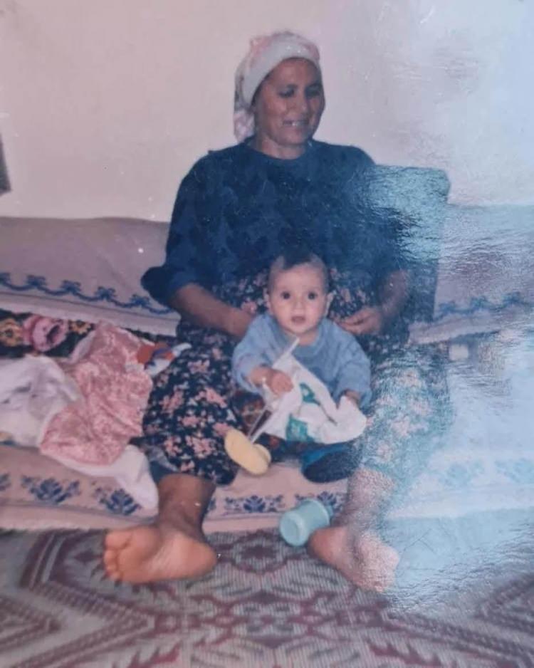 <p><span style="color:#B22222"><strong>&ldquo;METİN AKPINAR&rsquo;IN TEK GECELİK İLİŞKİ A&Ccedil;IKLAMASI BENİ YIKTI"</strong></span></p>

<p><br />
Basın a&ccedil;ıklamasının kendisini &ccedil;ok &uuml;zd&uuml;ğ&uuml;n&uuml; ve duygusal olarak yıkıma uğradığını ifade eden Nebioğlu, tazminat davası a&ccedil;masının en &ouml;nemli sebeplerinden birinin, Metin Akpınar'ın annesiyle ilişkisinden &lsquo;tek gecelik' olarak bahsetmesi olduğunu s&ouml;yledi. Bu a&ccedil;ıklamanın kendisini ve annesini toplum &ouml;n&uuml;nde itibarsızlaştırdığını dikkat &ccedil;eken Nebioğlu <em><strong>"Bir sanat&ccedil;ının b&ouml;yle bir a&ccedil;ıklama yapması beni &ccedil;ok &uuml;zd&uuml;, hedef haline geldim. Bu nedenle hem &ccedil;ocukluk yaralarım hem de insan onuruna sahip &ccedil;ıkma adına tazminat davası a&ccedil;tım. Avukatlarımla birlikte yasal s&uuml;re&ccedil; devam ediyor. Kendisiyle g&ouml;r&uuml;şme talebim yok, b&ouml;yle bir sorumluluk bana ait değildir"</strong></em> şeklinde konuştu.</p>
