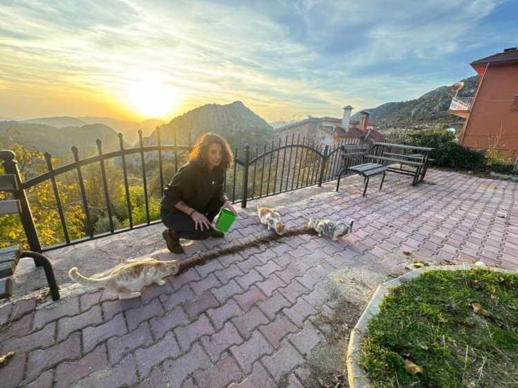 <p><span style="color:#B22222"><strong>&ldquo;SADECE &Ccedil;OCUKLARIN DEĞİL, HAYVANLARIN DA YANINDAYIM&rdquo;</strong></span></p>

<p><br />
Şu anda Antalya'nın Akseki il&ccedil;esindeki k&ouml;y&uuml;nde yaşadığını, burada b&uuml;y&uuml;d&uuml;ğ&uuml;n&uuml; s&ouml;yleyen Duygu Nebioğlu,<strong> <em>"&Ouml;nce yazları gelirdim, artık yaz-kış buradayım. Annem ve babamla yaşıyorum. Bu toprakları da buranın insanlarını da &ccedil;ok seviyorum.&nbsp;</em></strong></p>
