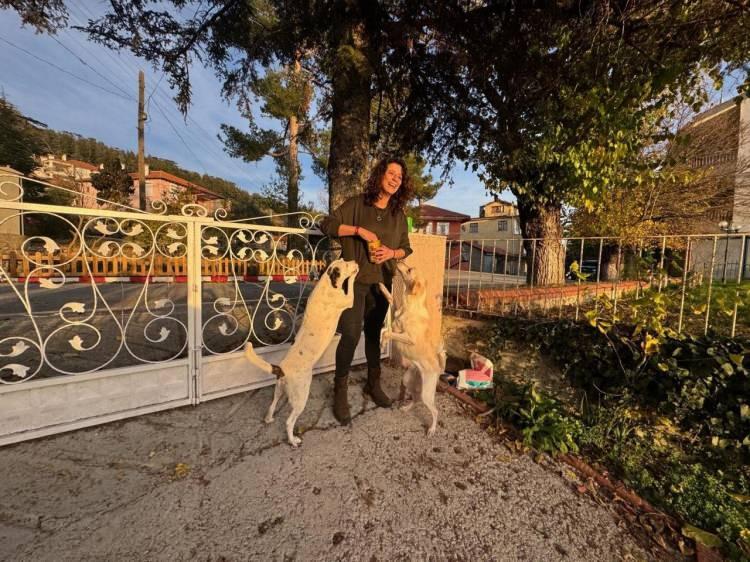 <p><em><strong>Ayrılmayı d&uuml;ş&uuml;nm&uuml;yorum. Sadece &ccedil;ocukların değil, hayvanların da yanındayım. K&ouml;y&uuml;m&uuml;zdeki hayvanları besliyorum, başka k&ouml;ylere ve il&ccedil;elere de gidiyorum. Sahipsiz kedi, k&ouml;pek, katır ve atlarla ilgileniyorum. Elimden geldiğince bakıyorum. K&ouml;ydeki kadınlara da destek olmaya &ccedil;alışıyorum. Onlara şifa olduğuma inanıyorum. Bu beni &ccedil;ok mutlu ediyor, &ccedil;&uuml;nk&uuml; iyilik sadece insanla değil hayvanla da başlar" </strong></em>diye konuştu.</p>
