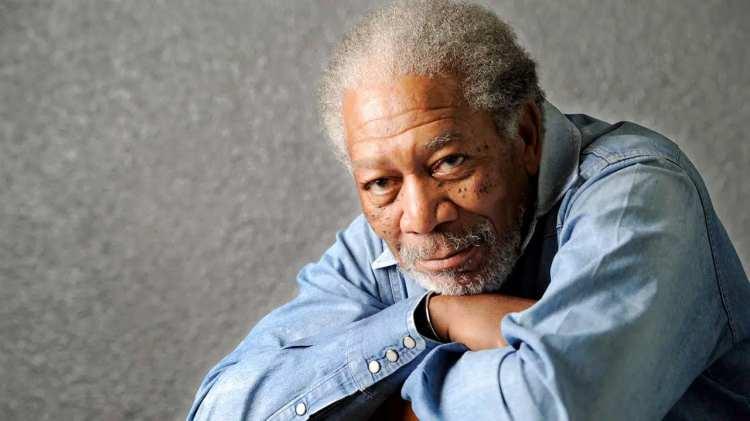 <p>James Earl Jones'un Darth Vader sesi için verdiği izne de atıf yapan Freeman, <span style="color:#800080"><em><strong>"İzin olsa bile bu etik değil. Ölmüş bir insanı yapay zeka ile konuşturmak ahlaki bir felaket"</strong></em></span> ifadelerini kullandı.</p>
