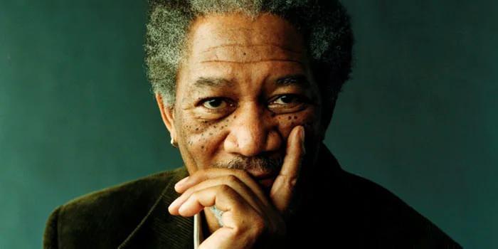 <p><strong>Morgan Freeman</strong>, yapay zeka ile yapılan taklit işlere<span style="color:#800080"><em><strong> "Beni taklit etmek istiyorsan, parasını öde" </strong></em></span>diyerek izni dahilinde olmayan hiçbir şeyi kabul etmediğini keskin bir dille ifade etti.</p>
