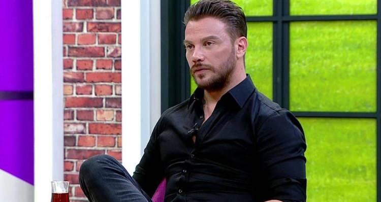 <p><strong>Sabah Gazetesi yazarı Ömer Karahan, köşesinde "Geçenlerde bir davette karşılaştığımız Sinan Akçıl ile bu konudan bahsettik" diyerek ünlü şarkıcının yorumunu paylaştı.</strong></p>
