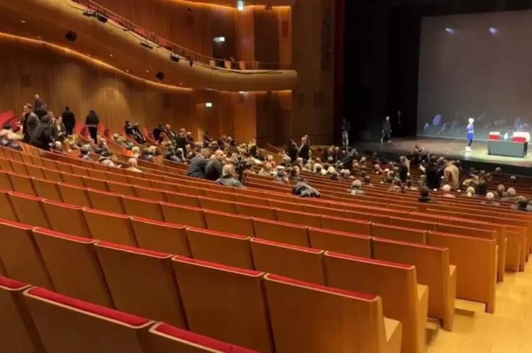 <p>Atatürk Kültür Merkezi salonundaki koltukların yarısından fazlasının boş olduğu görüldü. Görüntüleri paylaşan çok sayıda sosyal medya kullanıcısı <strong>"Büyük vefasızlık" </strong>yorumunda bulundu.</p>
