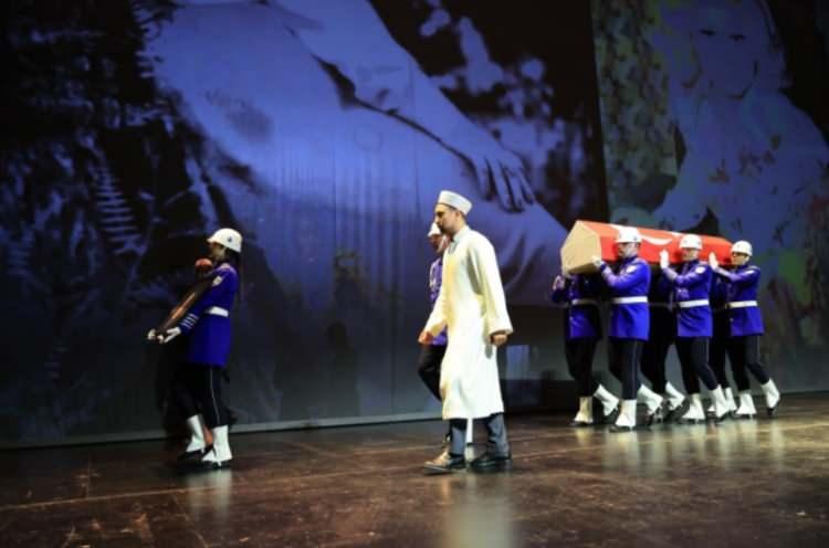 <p>Usta sanatçı Muazzez Ersoy kızını görmek için ABD'ye gittiği sırada kalp krizi geçirerek hayatını kaybetti. Cenazesi İstanbul'a getirilen Muazzez Abacı için dün Atatürk Kültür Merkezi'nde tören düzenlendi. </p>
