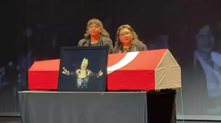 <p>Abacı'nın vefatının ardından kızı Saba Abacı, taziyeleri kabul ederken duygusal açıklamalarda bulundu. Annesinin kaybına hâlâ inanamadığını söyleyen Saba Abacı, "<strong>Gidip geliyor arada, inanır gibi oluyorum ama inanmak istemiyorum. Bu sabah yıkadık, ettik ama sanki biraz sonra görüşeceğiz gibi geliyor"</strong> dedi. </p>
