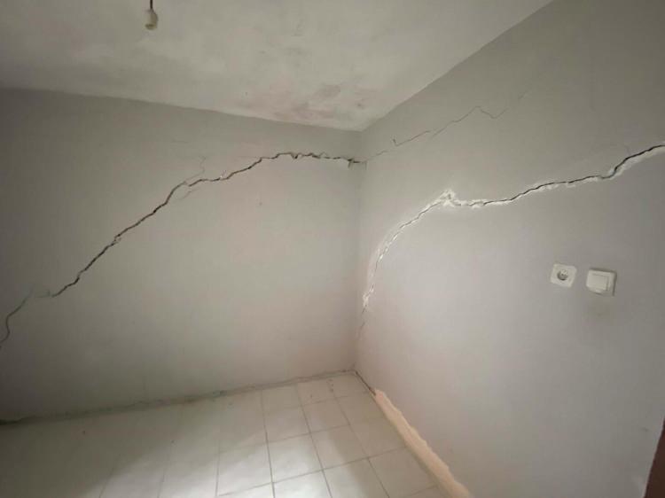 <p><strong>Yıllardır bağırıyoruz ama sesimizi duyan yok. Dün evde otururken deprem oluyor zannedip çocuklarımı alıp dışarı çıktım. Tüm mahalle dışardaydı. Çözüm istiyoruz. Konteyner mi yapıyorsun? Çadır mı açıyorsun? Ne yapıyorsan yap çıkıp, gidelim. </strong></p>
