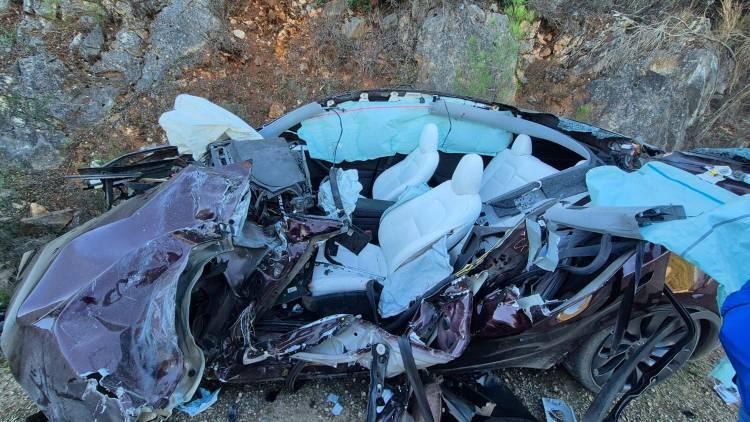 <p>Ersin Ö.'nün (33) kullandığı 48 ASS 616 otomobil ile karşı yönden gelen Ali E. (56) yönetimindeki 24 ABA 954 plakalı tır çarpıştı. </p>

<p> </p>
