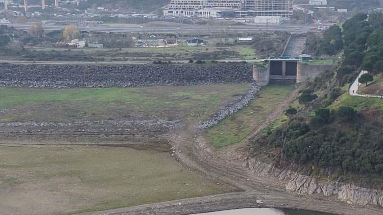 <p><strong><span style="color:rgb(178, 34, 34)">KULELER TAMAMEN AÇIKTA KALDI</span></strong></p>

<p>İstanbul'da yaşanan kuraklık ve etkili olan Lodos rüzgarı nedeniyle buharlaşmasının artmasıyla birlikte su seviyelerindeki düşüşten Alibeyköy barajı da etkilendi. </p>
