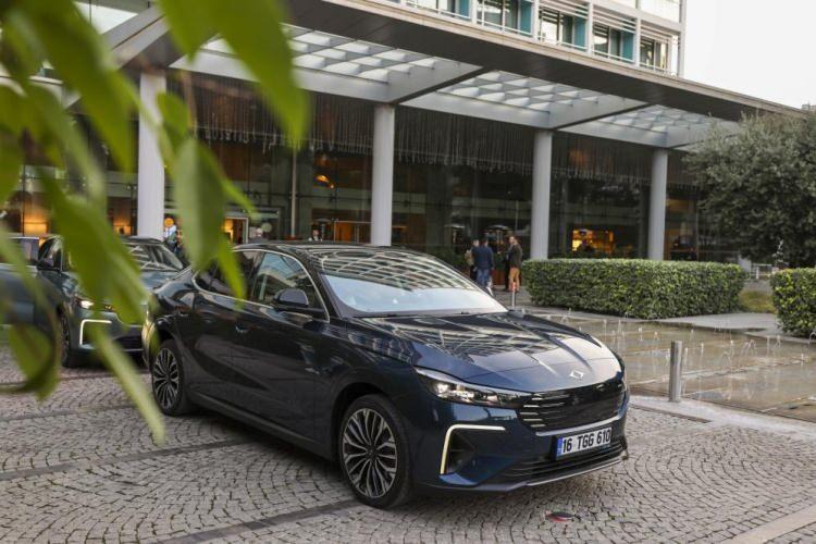 <p><span style="color:rgb(178, 34, 34)"><strong>TOGG T10F'İN ÖNE ÇIKAN ÖZELLİKLERİ</strong></span></p>

<p> </p>

<p>Menzil (WLTP) - 623 km'ye kadar, Şarj Süresi - Yüzde 20'den Yüzde 80'e yaklaşık 28 dakika (180 kW DC hızlı şarj), </p>
