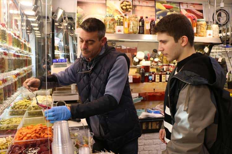 <p>Çift, yaklaşık bir yıldır aynı sokakta karşılıklı turşu dükkanı çalıştırıyor.  </p>
