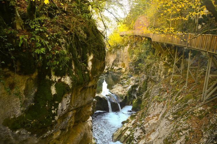 <p><strong>Sonbahar mevsiminin iç ısıtan dokusuyla harmanlanan "Horma Kanyonu", Kastamonu'nun en özel rotalarından biri.</strong></p>
