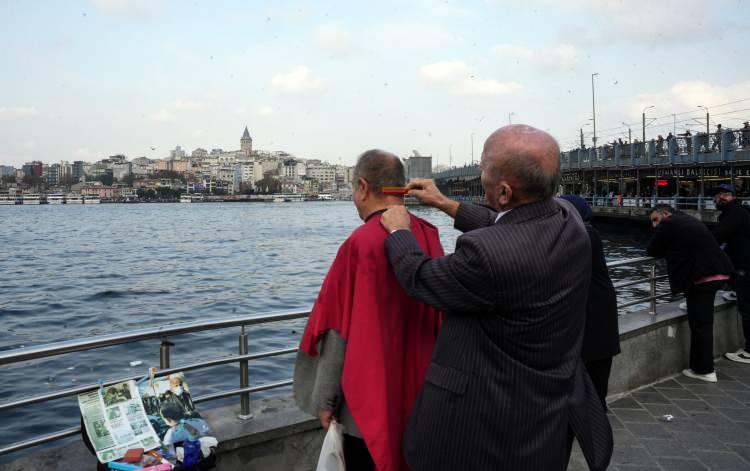 <p>Daha sonra ise esprili sözleri ile tıraş yaptığı aleti ise uygun fiyata satıyor.</p>

<p> </p>
