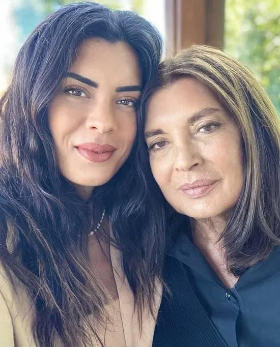 <p>Kazanın ardından oyuncunun kızı Deniz Arna, sosyal medya hesabından anne ve babasının sağlık durumunun iyi olduğunu açıklamış, "<strong>Arayan soran herkese teşekkür ederiz"</strong> mesajıyla sağlıklı durumuylarıyla ilgili güzel haberi vermişti. </p>

<p> </p>
