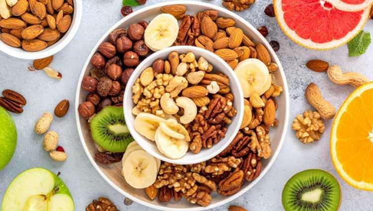 <p><span style="color:#B22222"><strong>UYKU DOSTU 7 BESİN</strong></span></p>

<p><strong>1- Kivi: </strong>Serotonin ve antioksidan bakımından zengin, REM döngüsünü uzatır.</p>

<p><strong>2- Yulaf: </strong>Triptofan ve B6 vitamini içerir, melatonin sentezine yardımcı olur. </p>

<p><strong>3- Badem:</strong> Magnezyum ve kalsiyumla kas gevşetmesini sağlar.</p>
